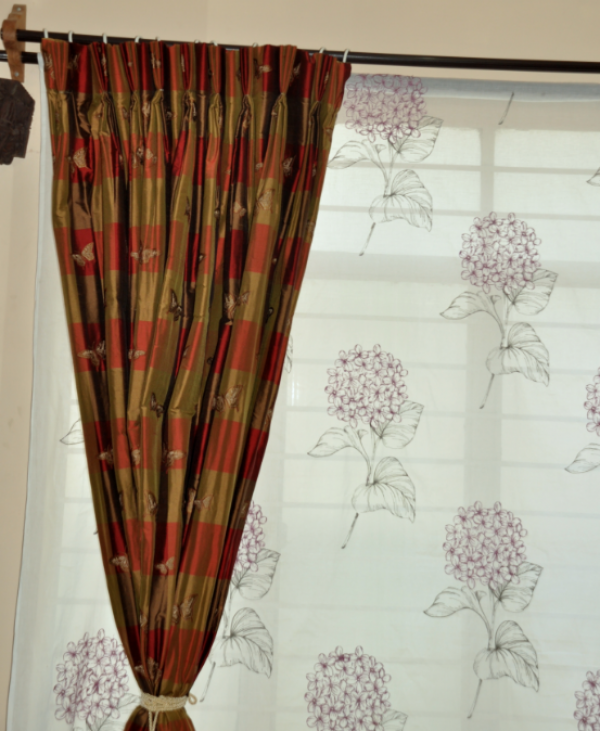 Gorden dengan Detail Bordir Sutra